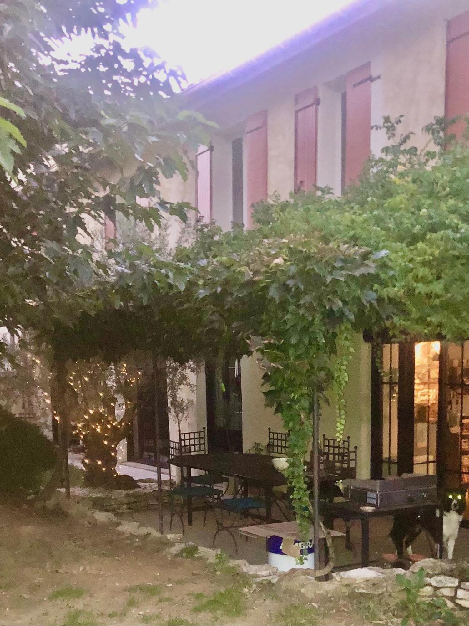 Une Ferme En Ville Bron Exterior photo